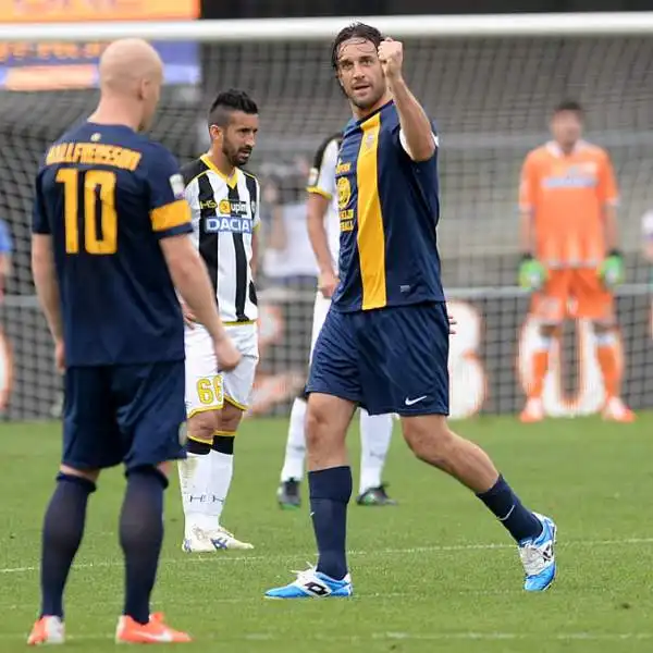 Il Verona vede sfumare il sogno europeo, ma esce comunque fra gli applausi. Buon punto per l'Udinese nonostante il doppio svantaggio. Di Toni, Halfredsson, Di Natale e Badu i gol dell'incontro.
