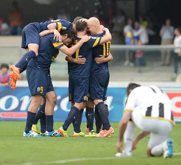 Il Verona vede sfumare il sogno europeo, ma esce comunque fra gli applausi. Buon punto per l'Udinese nonostante il doppio svantaggio. Di Toni, Halfredsson, Di Natale e Badu i gol dell'incontro.