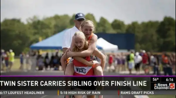 Le sorelle Gruenke, 13 anni, partecipano il 10 maggio scorso ad una gara di atletica, 800 metri, alla Wesclin Junior High School di Trenton, Illinois.