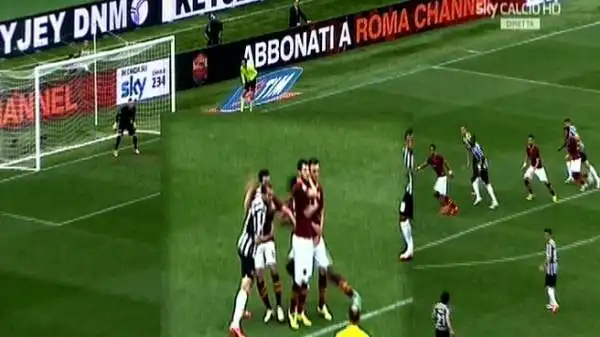 Tutto avviene al 13' della ripresa: schema su punizione dei bianconeri con palla profonda di Pirlo. Chiellini contrasta duramente il bosniaco e Russo fischia il fallo in attacco.