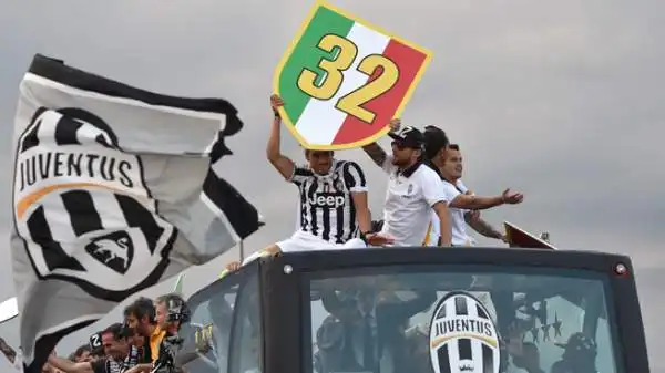 I bianconeri celebrano il terzo titolo consecutivo, il più incredibile con i 102 punti in campionato. Festa allo Stadium, poi tutti in parata per Torino sul bus scoperto.