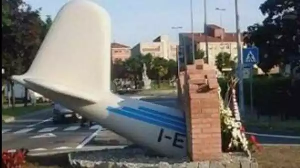 La coda di un aereo incastrata in un muro di mattoni è stata trovata, per usare un eufemismo, "poco artistica" e di pessimo gusto da molti tifosi.