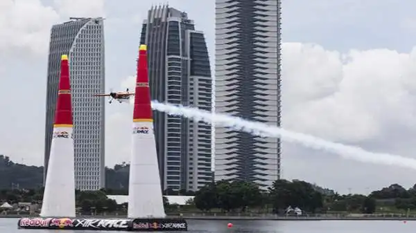 Nicolas Ivanoff è uno dei fuoriclasse della Red Bull Air Race e Sportal.it lo ha intervistato a Putrajaya.
