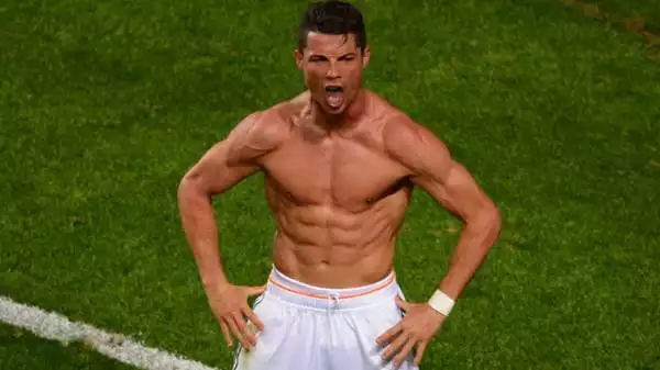 Cristiano Ronaldo festeggia la rete all'Atletico Madrid con una posa da divinità greca...