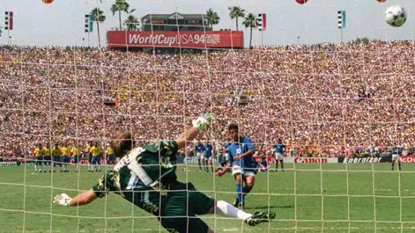 Roberto Baggio. Finalissima dei Mondiali '94 tra Italia e Brasile. L'errore di Baggio dal dischetto consegna il titolo alla nazionale verdeoro.