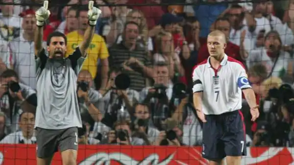 David Beckham. Inghilterra di nuovo eliminata ai calci di rigore. Nel 2004 contro il Portogallo è decisivo l'errore dello "Spice Boy".
