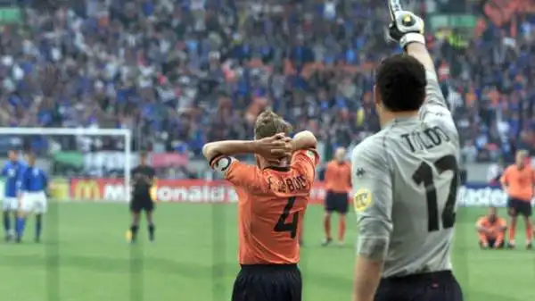 Frank De Boer. Nella semifinale di Euro 2000 contro l'Italia l'olandese si fa ipnotizzare per due volte da un super Francesco Toldo.