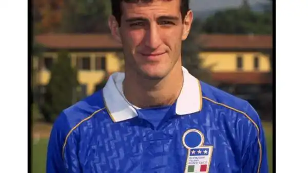 Il 1998 era una delle migliori stagioni della carriera per Ciro Ferrara, ma un pazzesco intervento di Conticchio gli spezzò tibia e perone, costringendolo ad assistere a Francia '98 da casa.