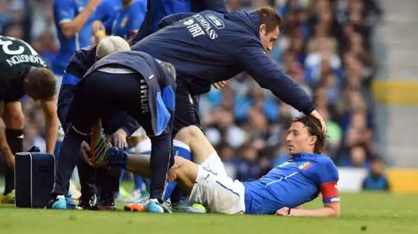 Il centrocampista di Caravaggio ha provato a continuare ma dopo qualche istante si è accasciato a terra, chiedendo l'intervento dei medici.