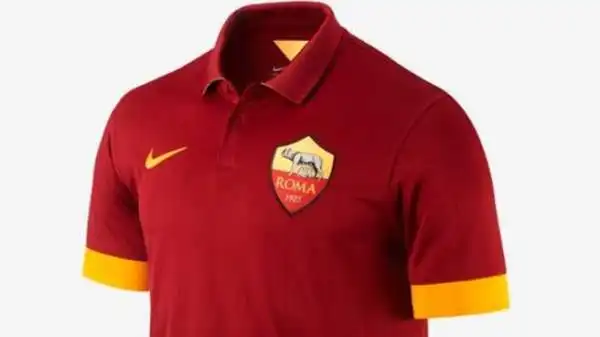 Prima maglia Nike per la Roma: colletto rosso, il giallo compare sulle maniche.