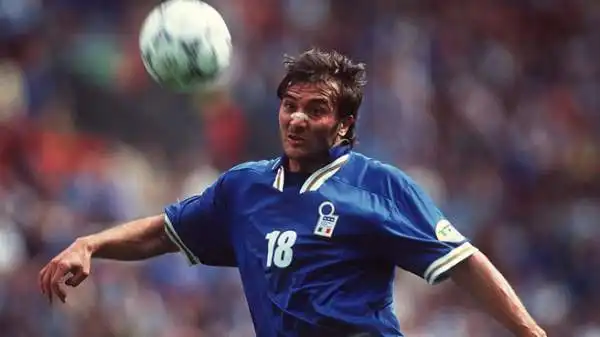 Casiraghi segnò il gol qualificazione alla Russia ma Cesare Maldini non lo convocò per la spedizione oltralpe nel 1998.