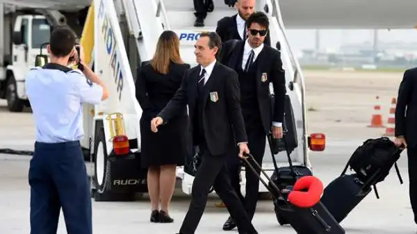 Nove giocatori azzurri sono stati costretti ad accomodarsi in Economy Class: si tratta di Perin, Parolo, Mirante, Verratti, Cerci, Insigne, Ranocchia, Verratti, De Sciglio e Darmian.