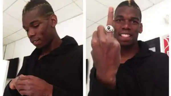 Scatto doppio per Paul Pogba: al momento di infilare l'anello e al momento di sfoggiarlo.