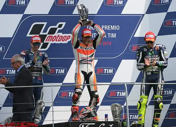 Prova di carattere del campione della Honda che ha battuto in duello il connazionale Lorenzo giunto secondo. Valentino Rossi, staccato di pochi metri, completa il podio.