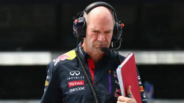 La Ferrari invece corteggia da anni Newey, che al momento frena le voci e conferma la sua lealtà alla Red Bull