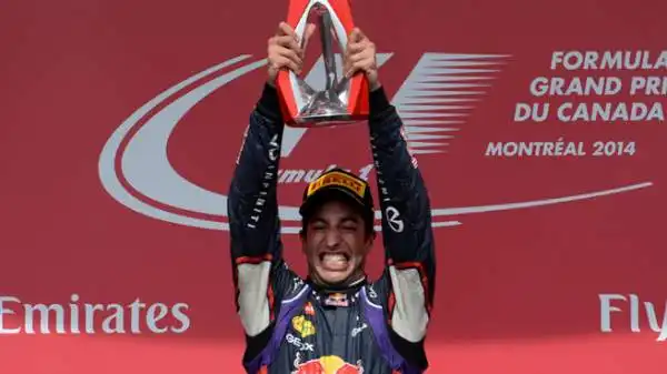 Ricciardo 10. La sua prima vittoria in carriera è un gioiellino, conquistato con due sorpassi (su Perez e Rosberg) entrambi da urlo.