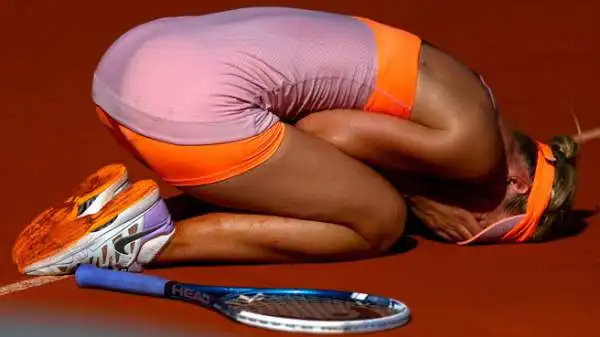 Maria Sharapova ha vinto per la seconda volta la finale del Roland Garros. La bella siberiana, già trionfatrice nello Slam parigino due anni fa, si è imposta sulla rumena Simona Halep in tre set.