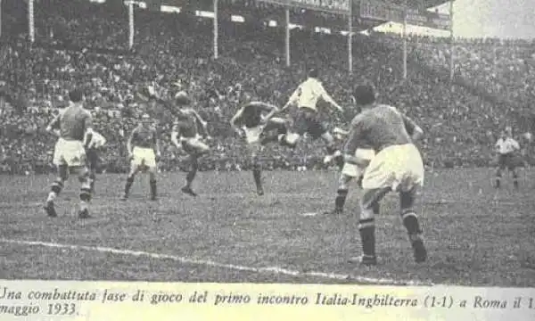 Italia-Inghilterra 1-1 (1933). Allo stadio 'Nazionale' di Roma e sotto gli occhi di Mussolini, il 'Metodo' italico e il 'Sistema' di Chapman partoriscono un 1-1. Reti di Ferrari e Bastin.