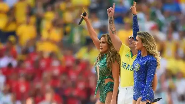 A cantarlo Jennifer Lopez, Pitbull e Claudia Leitte, che per l'occasione sono rispettivamente vestiti di verde, giallo e azzurro, i colori della bandiera nazionale.