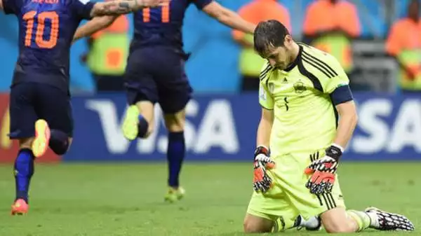 Spagna-Olanda 1-5. Casillas 4: errore dilettantistico sul quarto gol, non è esente da colpe neanche sul secondo.