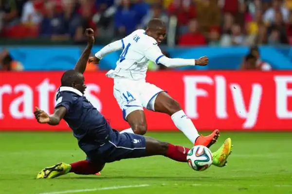 Che Benzema! Francia-Honduras 3-0. Doppietta del centravanti che è decisivo anche sull'autorete di Valladares, assegnata senza dubbi grazie all'occhio della tecnologia.