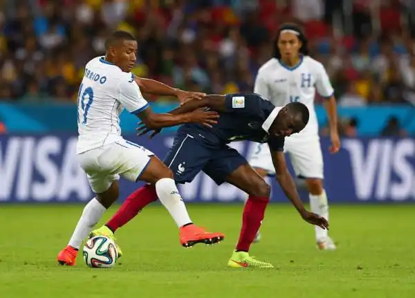 Che Benzema! Francia-Honduras 3-0. Doppietta del centravanti che è decisivo anche sull'autorete di Valladares, assegnata senza dubbi grazie all'occhio della tecnologia.