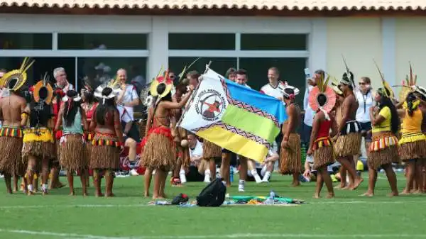 Gli indigeni 'invadono' il campo d'allenamento della Germania, in ritiro in Brasile, per festeggiare il 36esimo compleanno di Miroslav Klose.