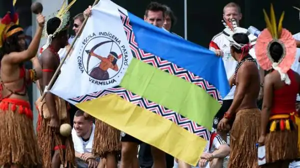 Gli indigeni 'invadono' il campo d'allenamento della Germania, in ritiro in Brasile, per festeggiare il 36esimo compleanno di Miroslav Klose.