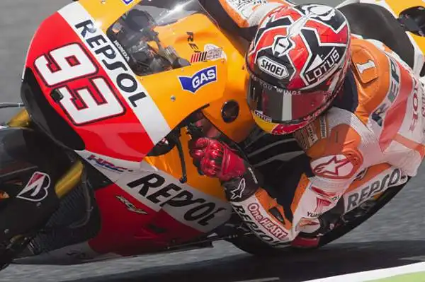 Sul tracciato di Montmelò, Bradley Smith ha preceduto il tedesco della Honda Stefan Bradl, e il campione del mondo in carica Marc Marquez. Quarto Jorge Lorenzo, sesto Valentino Rossi.