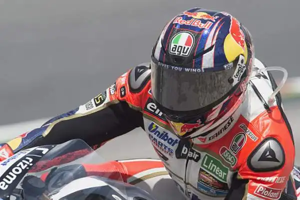 Sul tracciato di Montmelò, Bradley Smith ha preceduto il tedesco della Honda Stefan Bradl, e il campione del mondo in carica Marc Marquez. Quarto Jorge Lorenzo, sesto Valentino Rossi.