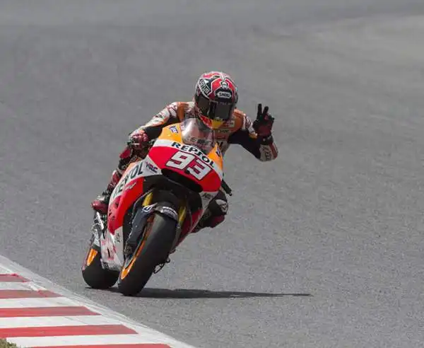 Sul tracciato di Montmelò, Bradley Smith ha preceduto il tedesco della Honda Stefan Bradl, e il campione del mondo in carica Marc Marquez. Quarto Jorge Lorenzo, sesto Valentino Rossi.