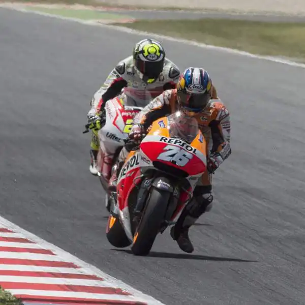 Sul tracciato di Montmelò, Bradley Smith ha preceduto il tedesco della Honda Stefan Bradl, e il campione del mondo in carica Marc Marquez. Quarto Jorge Lorenzo, sesto Valentino Rossi.