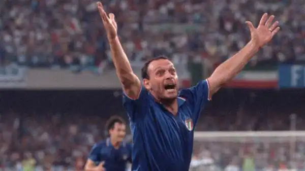 Italia-Inghilterra 2-1 (1990). Baggio e Platt aprirono le ostilità, poi Schillaci realizzò il rigore che valse agli Azzurri il bronzo e a lui il titolo di bomber ai Mondiali casalinghi del '90.