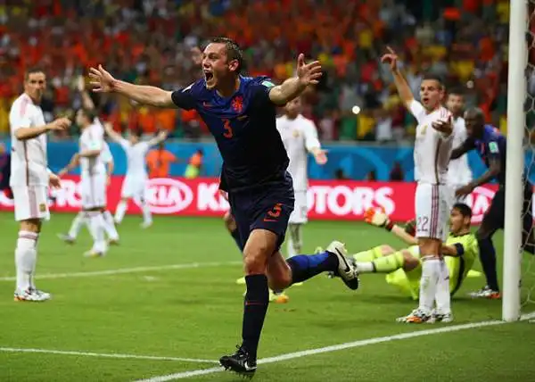 L'Olanda umilia la Spagna per 5-1 grazie alle doppiette di Robben e Van Persie più la rete di De Vrij, per la Roja rete di Xabi Alonso su rigore.