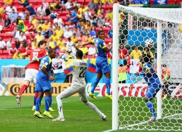 La Svizzera fa 2-1, Ecuador beffato. Gioca meglio la 'Tricolor', ma sembra profilarsi un pareggio (reti di testa di Valencia e Mehmedi). A tempo scaduto la rete di Seferovic.