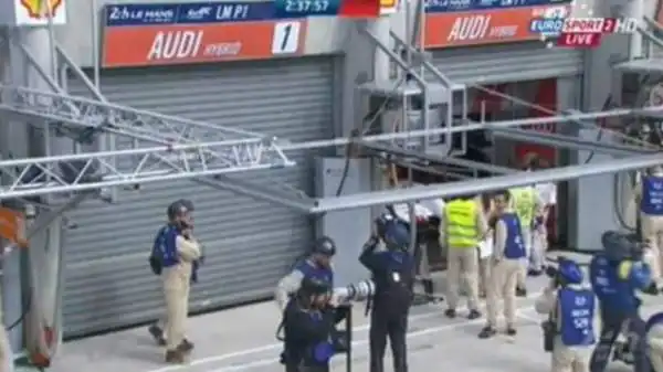 Duval è uscito fuori strada alla curva Porsche, nel box la preoccupazione monta alle stelle.