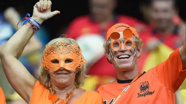 Spagna-Olanda 1-5. Tifosi Olanda 10: si confermano tra i più goliardici del pianeta con alcuni che si presentano allo stadio come se fosse un night-club.