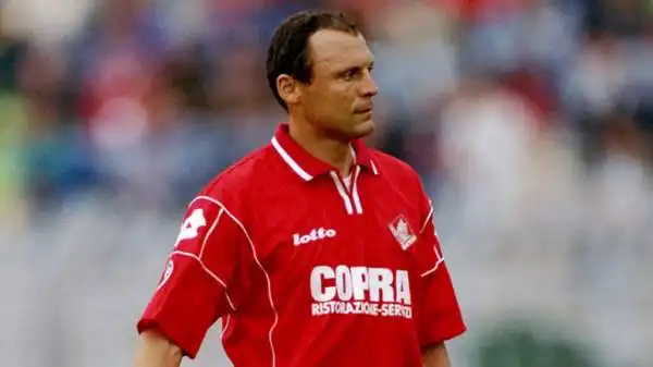 Aveva compiuto 40 anni anche Pietro Vierchowod quando, nella giornata conclusiva del campionato 1998-'99, segnò con la maglia del Piacenza la rete che salvò gli emiliani dalla retrocessione.