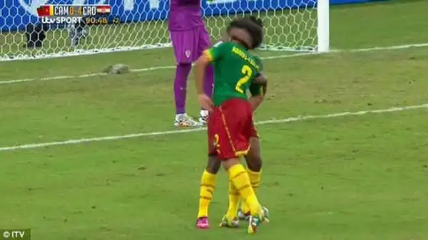 Al Camerun non basta perdere per 4-0 contro la Croazia. Nei minuti finali del match di Manaus avviene qualcosa di incredibile.