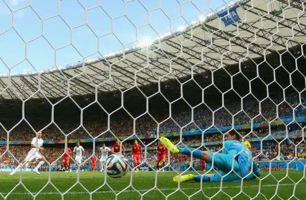 Belgio, rimonta da urlo con Mertens. L'Algeria, in vantaggio con Feghouli, resiste più di un'ora ma alla fine perde 2-1: gol di Fellaini e dell'esterno del Napoli.