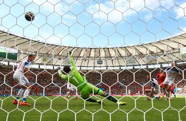 Un gol nel finale di Origi manda il Belgio agli ottavi di Finale. Per la Russia di Fabio Capello è una brutta sberla immeritata che potrebbe costarle l'eliminazione.