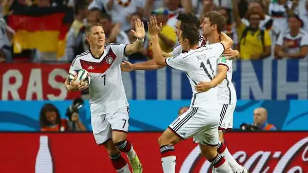 Schweinsteiger 7. Loew perde le redini della partita e si affida all'esperienza del centrocampista del Bayern, che suona la carica e dà inizio all'azione da cui nasce il pareggio.