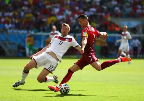 Tris di Muller, Portogallo schiacciato 4-0. Il centrocampista della Germania decide il big match del girone G con una tripletta e guadagnandosi l'espulsione di Pepe.