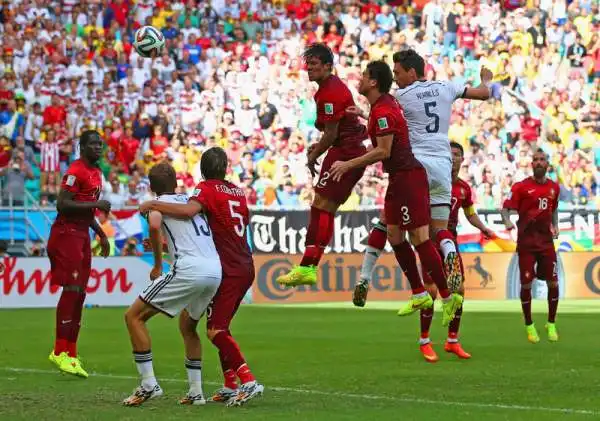 Tris di Muller, Portogallo schiacciato 4-0. Il centrocampista della Germania decide il big match del girone G con una tripletta e guadagnandosi l'espulsione di Pepe.