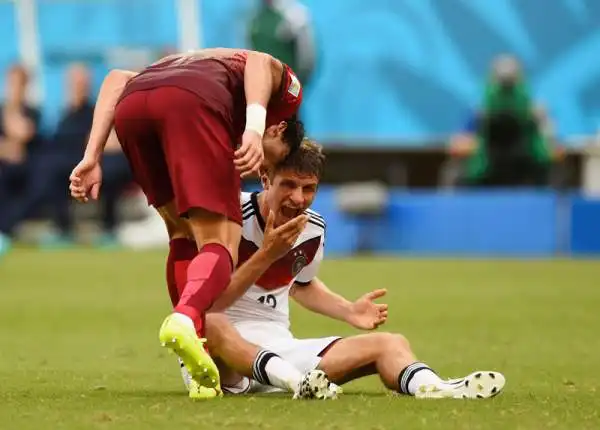 Tris di Muller, Portogallo schiacciato 4-0. Il centrocampista della Germania decide il big match del girone G con una tripletta e guadagnandosi l'espulsione di Pepe.