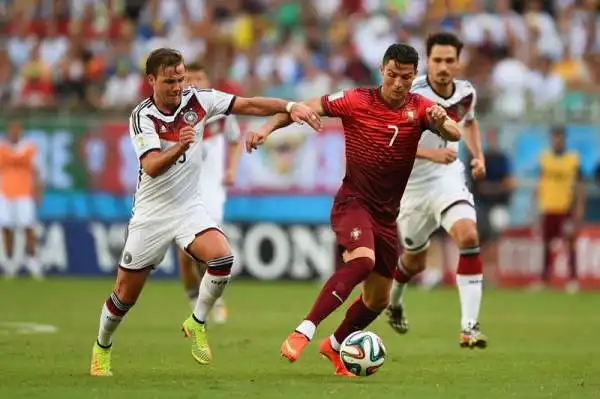 Tris di Muller, Portogallo schiacciato 4-0. Il centrocampista della Germania decide il big match del girone G con una tripletta e guadagnandosi l'espulsione di Pepe.