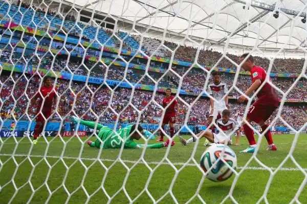 Tris di Muller, Portogallo schiacciato 4-0. Il centrocampista della Germania decide il big match del girone G con una tripletta e guadagnandosi l'espulsione di Pepe.