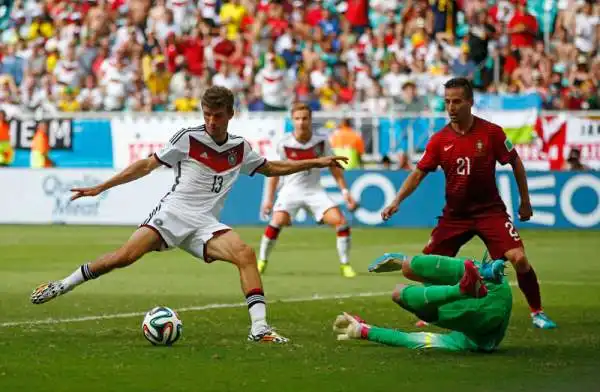 Tris di Muller, Portogallo schiacciato 4-0. Il centrocampista della Germania decide il big match del girone G con una tripletta e guadagnandosi l'espulsione di Pepe.