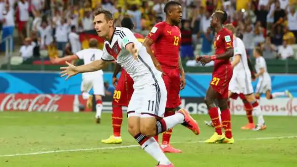 Miroslav Klose. Loew punta sulla sua ambizione di superare Ronaldo e consacrarsi come cannoniere assoluto dei Mondiali. E' l'arma in più della Mannschaft.