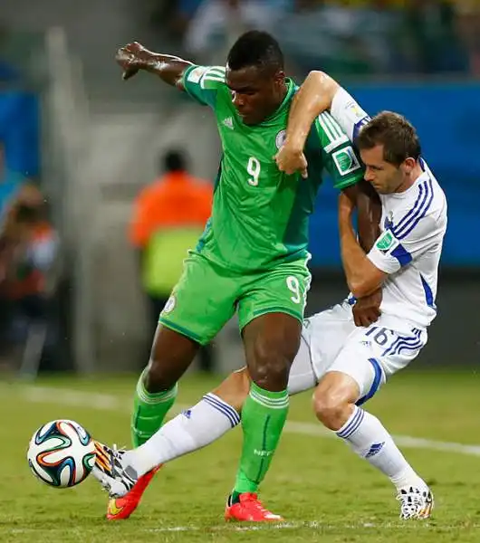 Un gol di Odemwingie nel finale del primo tempo regala la vittoria alla Nigeria condannando la Bosnia ad una prematura eliminazione al suo primo mondiale.